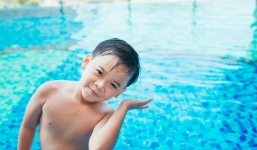 Trẻ lắc đầu, giũ nước trong tai có thể bị tổn thương não