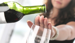 Uống bao nhiêu rượu có thể bị ung thư vú?