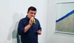 Ăn quả chuối 120.000 USD tại triển lãm, người đàn ông nhất định không xin lỗi