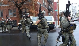 Đấu súng suốt 4 giờ tại siêu thị Mỹ, 6 người chết