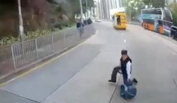 Học sinh tiểu học rơi khỏi xe buýt đưa đón tại Hong Kong