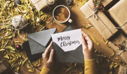 Tại sao nói 'Merry Christmas' mà không phải 'Happy Christmas'