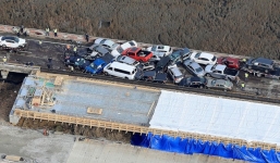 Đâm xe liên hoàn, 69 xe ngổn ngang trên xa lộ Mỹ