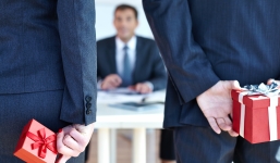 Hà Nội cấm cán bộ tặng quà Tết cho lãnh đạo