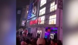 Hai nữ sinh trung học tử vong vì bị người nhảy lầu rơi trúng