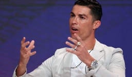 Ronaldo 'khoe khéo' bàn tay trái mang hơn 19 tỷ đồng