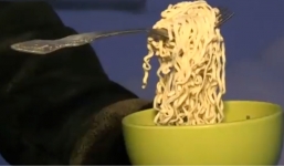 Xem mỳ nóng hổi bỗng đông cứng khi vừa gắp ra khỏi bát