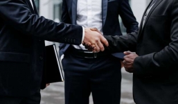 Vệ sinh không xả nước và 11 nghi thức xã giao kỳ lạ khắp thế giới