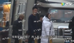 Địch Lệ Nhiệt Ba, Hoàng Cảnh Du và 40 phút mờ ám tại phim trường