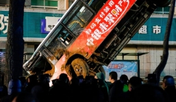 Hố tử thần nuốt chửng xe buýt, 6 người chết, 10 người mất tích