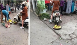 Mẹ bầu phi xe cán nát mẹt hoa quả của bà bán hàng rong đúng 27 Tết