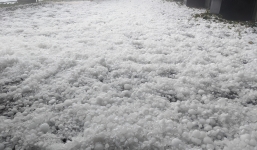 Video: Mưa đá khổng lồ rơi như sung rụng khiến người dân hoảng loạn