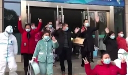 Hàng chục bệnh nhân nhiễm virus corona ăn mừng khi được xuất viện