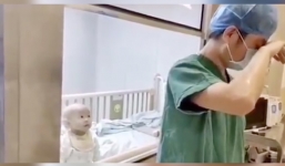 Con trai nhiễm virus corona đòi bế, bố bật khóc ngoài phòng cách ly