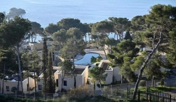 Gần 200 người trở về từ Vũ Hán được đưa ra resort ven biển cách ly