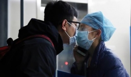 Xúc động nụ hôn qua kính cách ly giữa mùa dịch