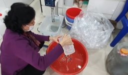 Phát hiện cơ sở dùng cồn chế nước rửa tay bán ra thị trường