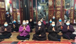 Phòng virus corona, người dân đi lễ chùa phải đeo khẩu trang