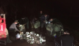 Chở lậu 25.000 khẩu trang, tài xế bỏ cả xe trốn sang biên giới