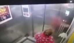 Người phụ nữ Trung Quốc nhổ nước bọt vào nút bấm thang máy