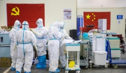 Trung Quốc vinh danh các bác sĩ chết khi chống virus corona là 'liệt sĩ'