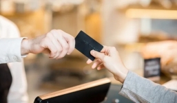 Không phải tiền mặt, thẻ tín dụng mới là ổ Covid-19 tiềm ẩn