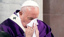 Giáo hoàng bị ốm có biểu hiện ho không thể đi gặp tín đồ