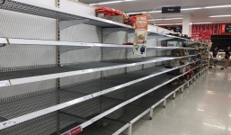 Hoảng loạn vì Covid-19, người dân Australia vét sạch siêu thị