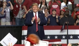 Tổng thống Trump quyên góp một quý lương chống dịch Covid-19