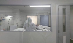 Bác sĩ nhiễm Covid-19 vẫn đi làm, bị Bộ trưởng chỉ trích