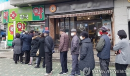 Dịch Covid-19: Hàn Quốc bán khẩu trang theo năm sinh tránh tiêu cực