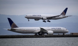 Sợ Covid-19, máy bay chuyển hướng vì hành khách hắt hơi