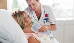 Anh: Chỉ xét nghiệm Covid-19 cho người ốm nặng, nhập viện