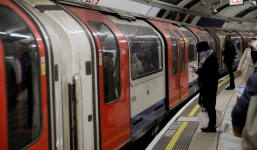 Lái tàu điện ngầm của Anh dương tính với Covid-19