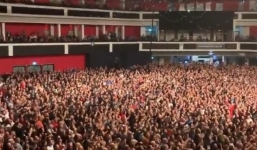 Bất chấp Covid-19, hàng nghìn người Anh vẫn chen chúc xem show ca nhạc