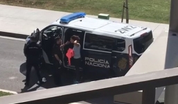 Tắm nắng mùa dịch Covid-19, cô gái đối diện án phạt hơn 700 triệu