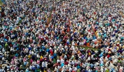 Dịch Covid-19: Hơn 10.000 người tụ tập cầu nguyện đuổi bệnh