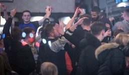 Nghịch lý mùa Covid-19 ở Anh: Quán rượu chật cứng người