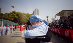 Pháo hoa rợp trời Vũ Hán mừng dỡ chốt kiểm soát Covid-19