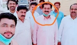 Selfie với bệnh nhân Covid-19, 6 quan chức Pakistan bị đưa đi cách ly