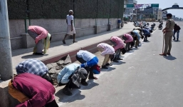 Vi phạm lệnh phong tỏa Covid-19 bị quất roi, phạt ngồi xổm