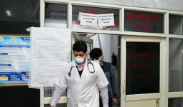 Sợ Covid-19, người Ấn Độ tẩy chay bác sĩ, nhân viên hàng không