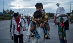 Hết xe do phong tỏa, một công nhân Ấn Độ đột tử vì đi bộ về quê