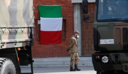 Italy dành một phút mặc niệm tưởng nhớ nạn nhân Covid-19