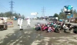 Khử khuẩn 5.000 người bằng thuốc khử trùng xe gây sốc tại Ấn Độ