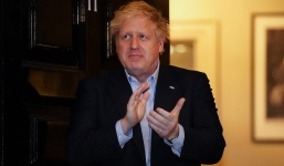 Thủ tướng Anh xuất hiện tiều tụy khi đang cách ly