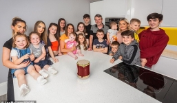 Bà mẹ 'mắn đẻ' nhất nước Anh sinh con thứ 22 giữa mùa Covid-19