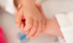 Chào đời giữa mùa dịch, hai bé song sinh được đặt tên Corona và Covid