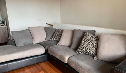 Giặt vỏ đệm ghế lần đầu sau 7 năm, người phụ nữ tá hỏa nhìn chậu nước