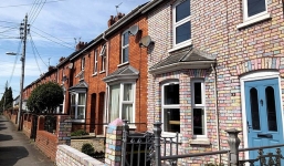 Ở nhà tránh dịch, gia đình tô màu từng viên gạch thành 7 sắc cầu vồng